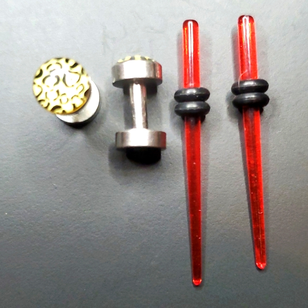 Clear red Tapers and cheetah print stainless plugs 2 pair 1.6mm = 14 g…
